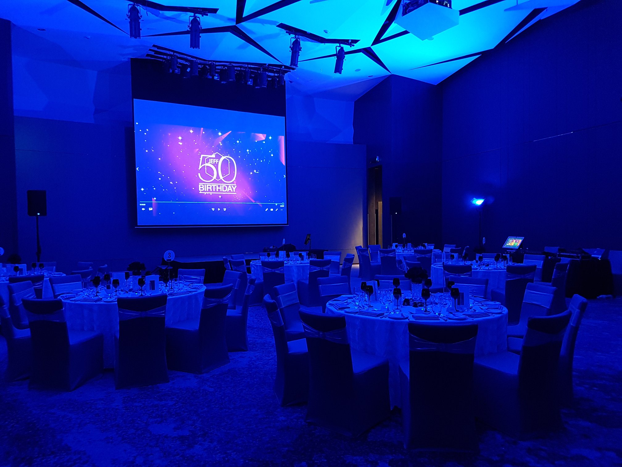 Large screen visual projection system for events